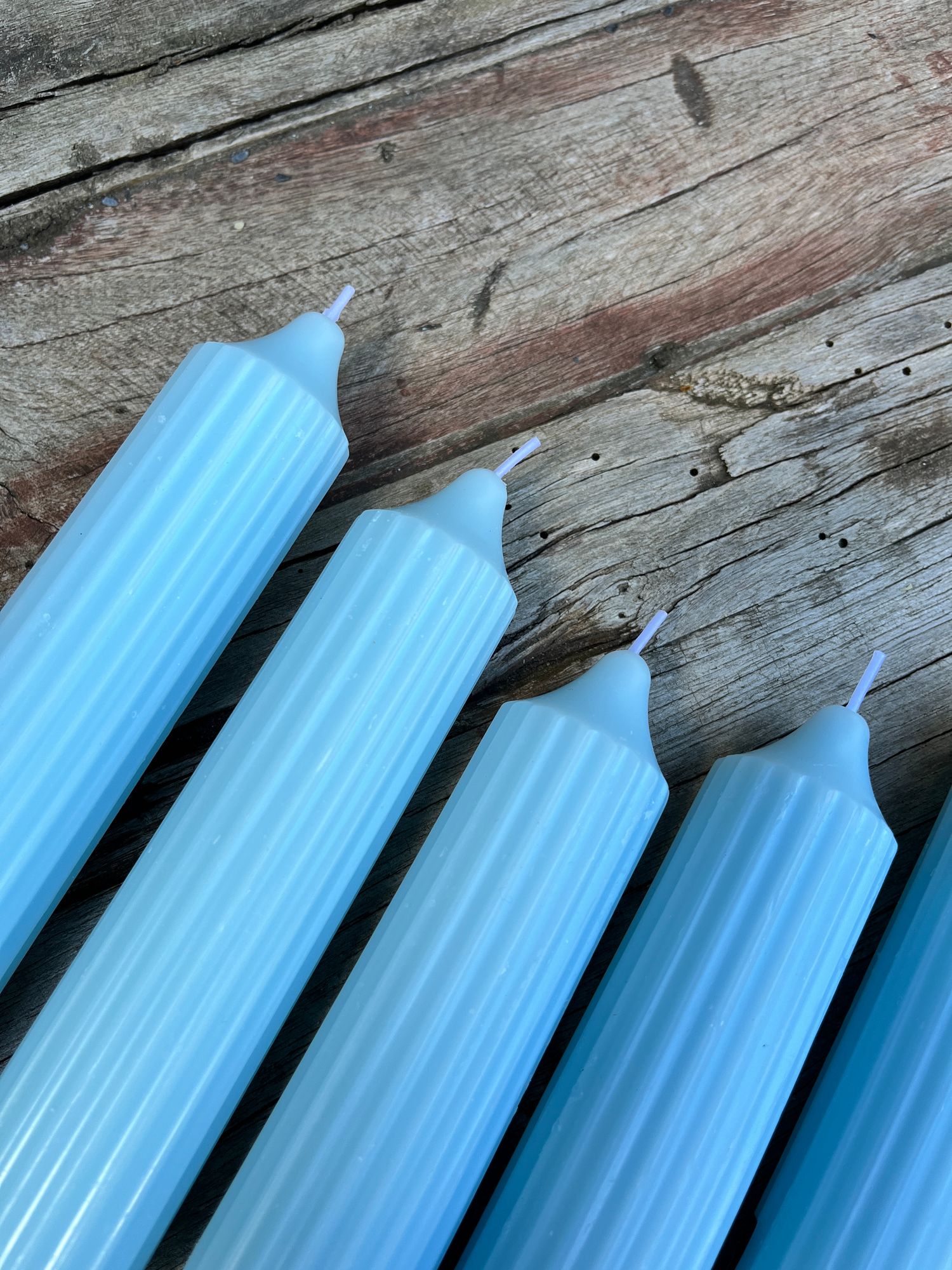 9er Pack Stabkerzen Hellblau mit Rillen H:15,5 cm Ø:3,2 cm Brenndauer 9 Std
