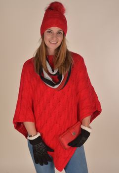 styleBREAKER Strick Poncho mit Zopfmuster, Rundhals Strickponcho, Grobstrick, Damen 08010040