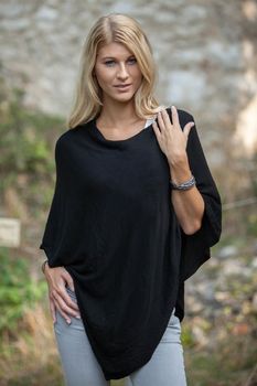 styleBREAKER Damen Feinstrick Poncho in Unifarben, leicht asymmetrischer Schnitt, Ärmellos, Rundhals 08010042