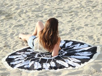 styleBREAKER rundes Strandtuch mit Traumfänger und Feder Print | Dünnes Fransen Tuch | Pareo | Leichtes Roundie Handtuch Unisex 05050042
