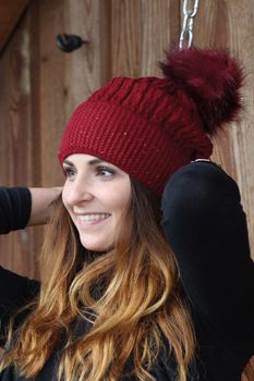 styleBREAKER weiche Feinstrick Bommelmütze mit Strass und abnehmbarem Kunstfell Bommel, Fellbommel Mütze, Damen 04024133