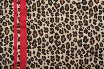 styleBREAKER Damen Schal mit Leo Muster und farbigem Streifen | Weiches Material mit Fransen | Animal Print Tuch in One Size