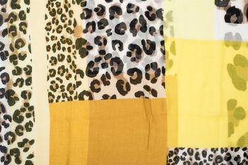 styleBREAKER Damen Loop Schal mit Leo Muster & Colour Blocking | weicher Schlauchschal aus Viskose | leichter Animal Print Rundschal für Frühling & Übergang