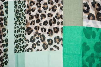 styleBREAKER Damen Loop Schal mit Leo Muster & Colour Blocking | weicher Schlauchschal aus Viskose | leichter Animal Print Rundschal für Frühling & Übergang