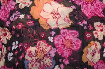 styleBREAKER Loop Schlauchschal mit buntem Blumen Allover Print | Leichter Sommer Schal aus Viskose | Weich fließendes Halstuch für Damen | Floral gemustert im Trenddesign