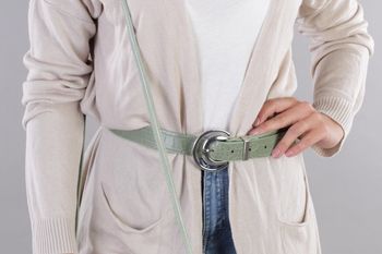 styleBREAKER Damen Gürtel Unifarben mit Oberfläche in Krokodilleder Optik und Halbmond förmiger Schließe, kürzbar 03010108