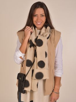 styleBREAKER Damen XL Web-Schal mit Punkte Muster und kurzen Fransen, gepunktet, warm Winter weich, Stola 01017144