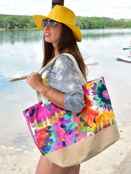 styleBREAKER XXL Strandtasche mit buntem Blumen Print | Große Schultertasche mit Knebelknopf, Stoffhenkel & Karabiner | Damen Shopper 56 x 36 x 18 cm