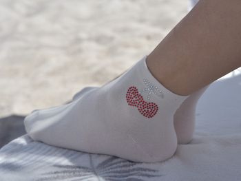 styleBREAKER Damen Socken mit Strass Kirschen Applikation | knöchellang mit Elastikbund | weicher Baumwoll-Mix | One Size 36-41 EU