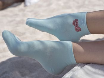 styleBREAKER Damen Socken mit Strass Kirschen Applikation | knöchellang mit Elastikbund | weicher Baumwoll-Mix | One Size 36-41 EU