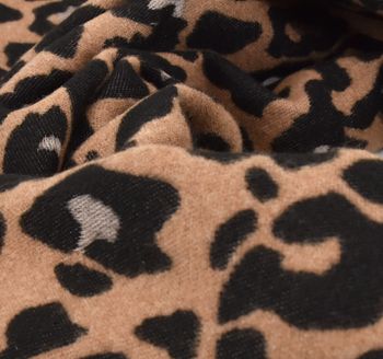 styleBREAKER Damen Schal mit Leoparden Muster | langer Tuchschal 188x67 cm | weiche Viskose mit Fransen | Animal Print Stola