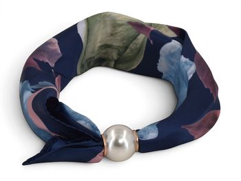 styleBREAKER Damen Vierecktuch mit Perle & Magnetverschluss | 70x70 cm | Blumenmuster Floral Style | Halstuch wie Kette