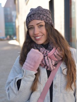 styleBREAKER Schal und Mütze Kombi Set, gestreifter Glattstrick Loop Schlauchschal mit Strick Beanie Mütze 01018204