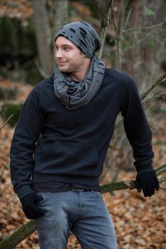 styleBREAKER Loop Schal und Beanie Mütze Set im Destroyed Vintage used Look, Unisex 01018209