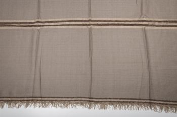 styleBREAKER breiter XXL Schal, rundherum mit kurzen Fransen, Streifen Muster und Kontrast Streifen, Unisex 01018140