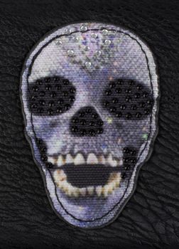 styleBREAKER Geldbörse mit Totenkopf Applikation und Strass, umlaufender Reißverschluss, Portemonnaie, Damen 02040053