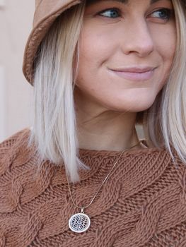 styleBREAKER Halskette mit rundem Ethno Muster Anhänger besetzt mit Strass, Schlangenkette, Karabiner Verschluss, Damen 05030021