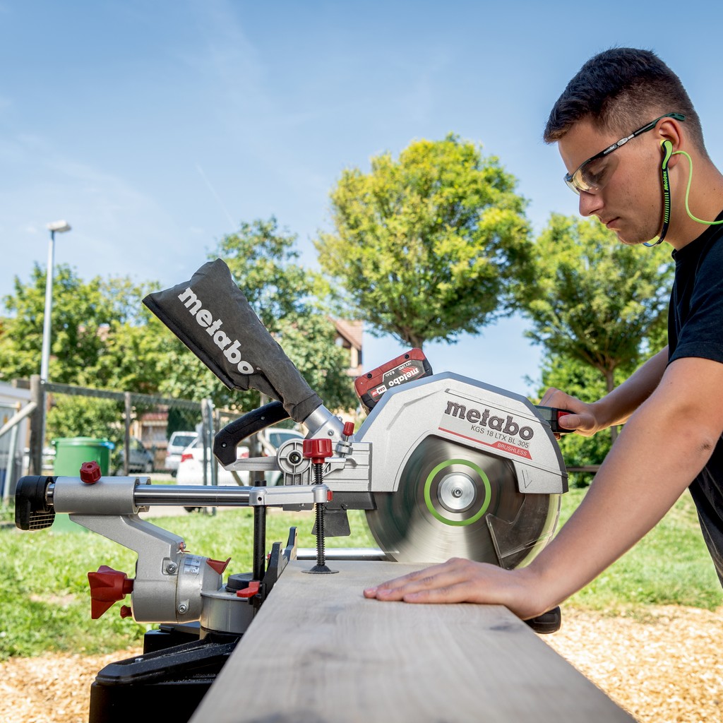 Metabo Akku Kappsäge KGS 18 LTX BL 305 + Untergestell KSU 251 Metabo Akku Kappsäge KGS 18 LTX BL 305 + Untergestell KSU 251