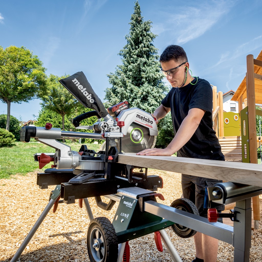 Metabo Akku Kappsäge KGS 18 LTX BL 305 + Untergestell KSU 251 Metabo Akku Kappsäge KGS 18 LTX BL 305 + Untergestell KSU 251