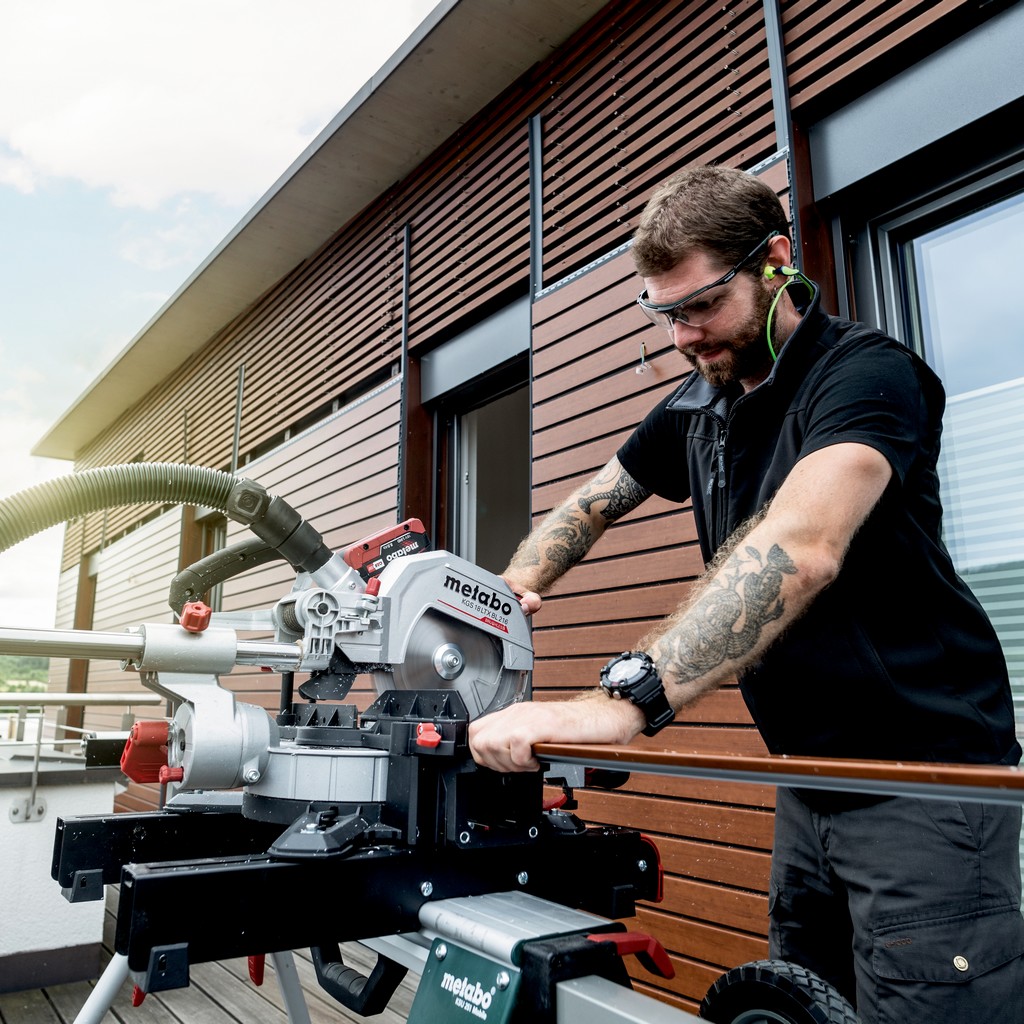 Metabo Akku Kappsäge Säge Ladegerät KGS 18LTX BL 216 + Untergestell KSU 251 Set Metabo Akku Kappsäge Säge Ladegerät KGS 18LTX BL 216 + Untergestell KSU 251 Set