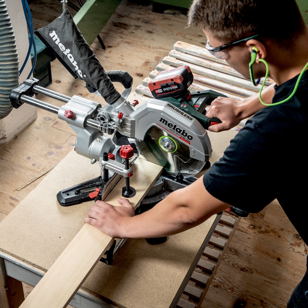 Metabo Akku Kappsäge Säge Ladegerät KGS18 LTX BL254 + Untergestell KSU251 mobile Metabo Akku Kappsäge Säge Ladegerät KGS18 LTX BL254 + Untergestell KSU251 mobile