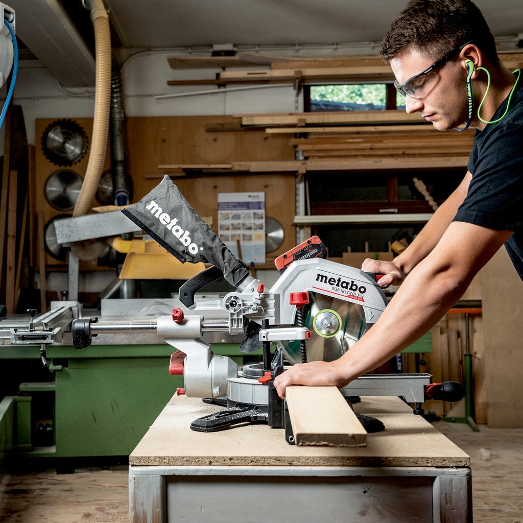 Metabo Akku Kappsäge Säge Ladegerät KGS18 LTX BL254 + Untergestell KSU251 mobile Metabo Akku Kappsäge Säge Ladegerät KGS18 LTX BL254 + Untergestell KSU251 mobile