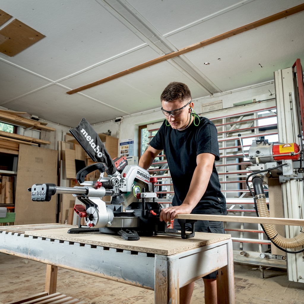 Metabo Akku Kappsäge Säge Ladegerät KGS18 LTX BL254 + Untergestell KSU251 mobile Metabo Akku Kappsäge Säge Ladegerät KGS18 LTX BL254 + Untergestell KSU251 mobile