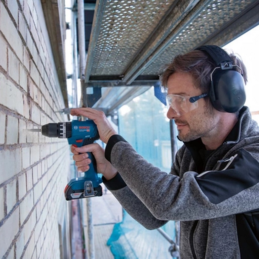 Bosch Akku Schlagbohrschrauber GSB 18V-45 + 3xAkku 18V 4.0Ah + GAL 18V-40 L-Case Bosch Akku Schlagbohrschrauber GSB 18V-45 + 3xAkku 18V 4.0Ah + GAL 18V-40 L-Case