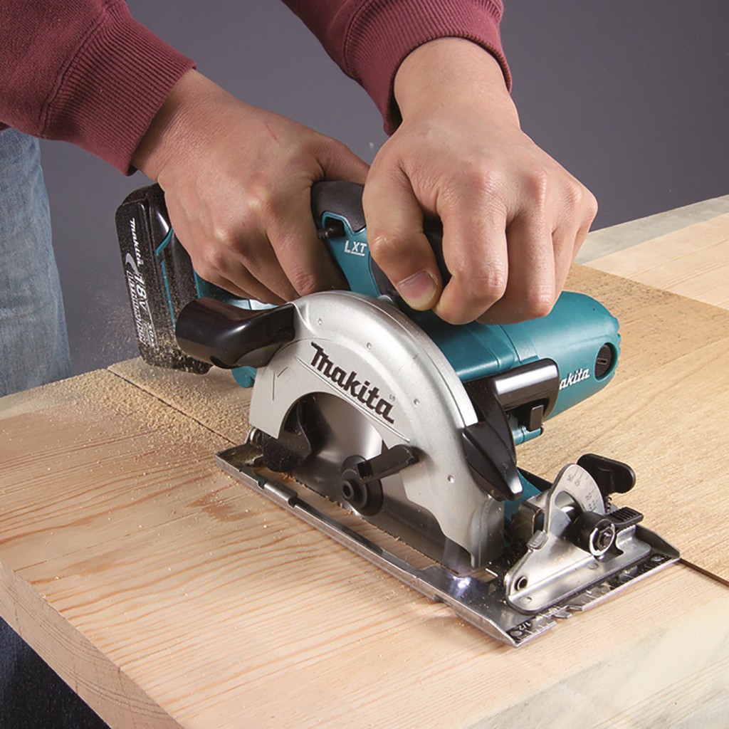 Makita Akku Handkreissäge 18V 51mm 2x 5,0Ah Akku und Ladegerät DSS501RTJ Makita Akku Handkreissäge 18V 51mm 2x 5,0Ah Akku und Ladegerät DSS501RTJ