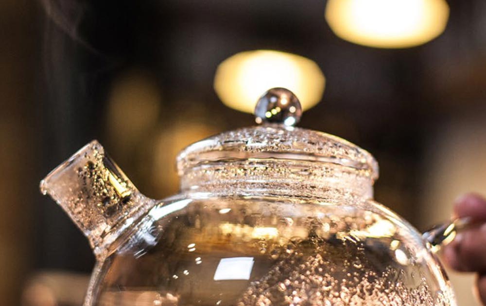 Wasserkessel aus Glas mit kochendem Wasser