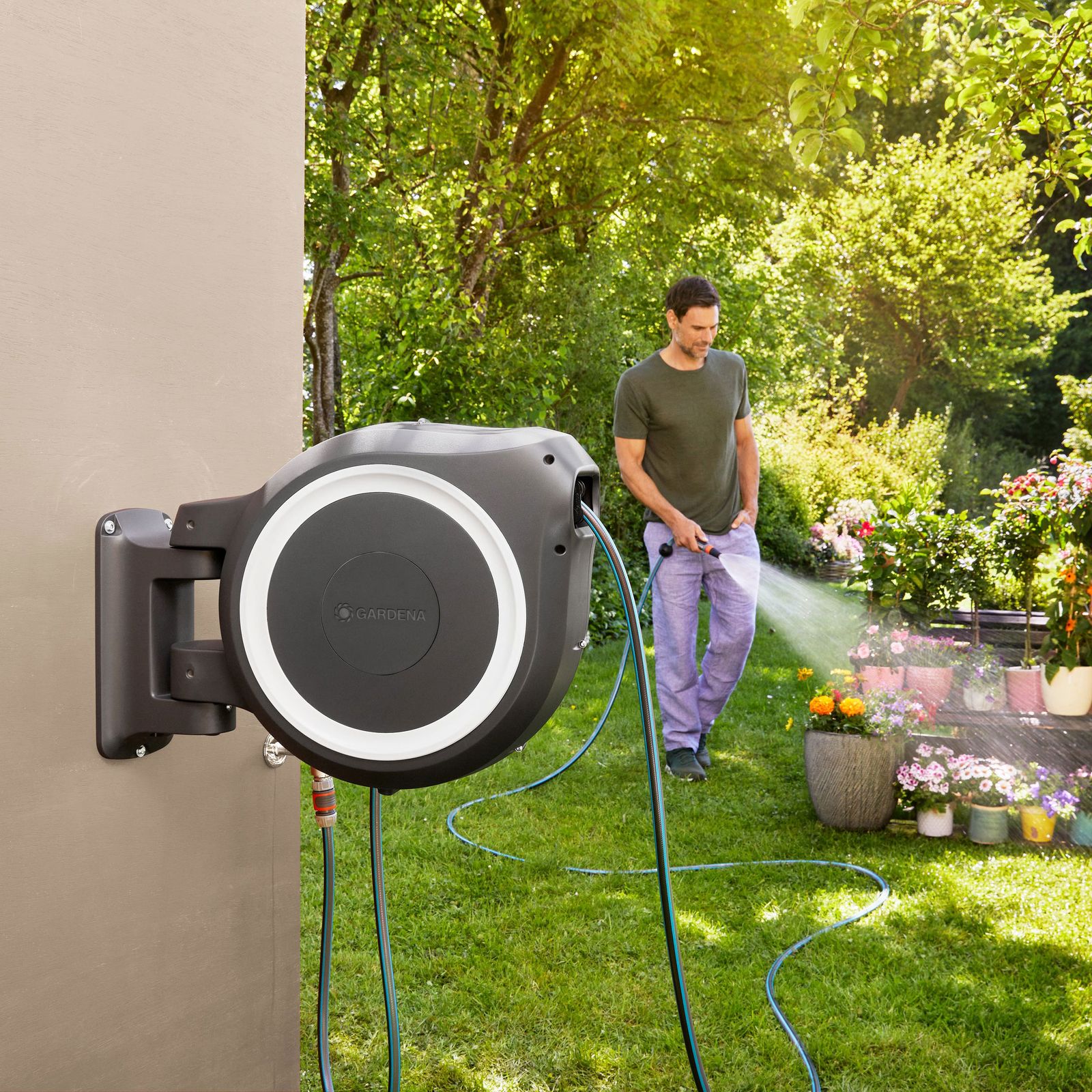 Gardena Wand-Schlauchbox RollUp M/L weiß, 25 m, Schlauchtrommel, Gartenschlauch Aufroller, Schlauchbox, schwenkbar