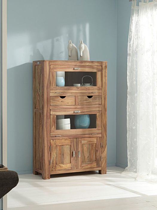 YOGA Brotschrank 2 Schubladen / 2 Türen / 2 Glasfächer Yoga Brotschrank mit 2 Glasklapptüren, 2 Holztüren und 2 Schubladen vor hellblauer Wand und mit Geschirr dekoriert