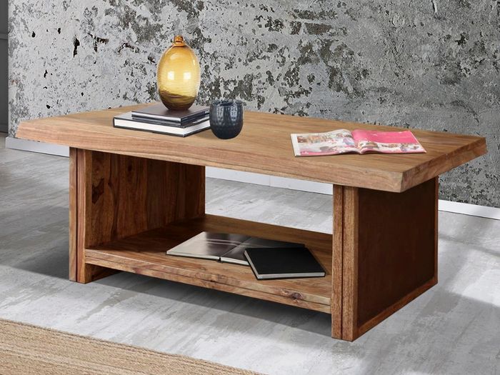 BRICK Couchtisch 118x70 mit Ablage Artikelbild des Brick Couchtisches im Milleu dekoriert mit Büchern, Zeitschriften und Vasen