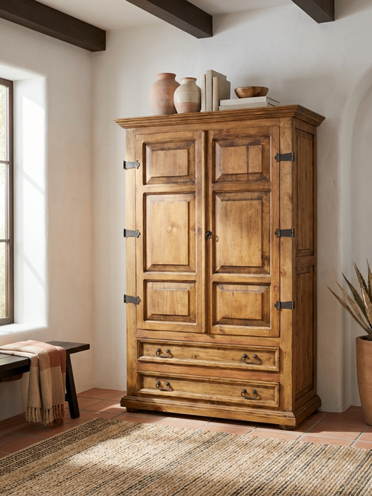 MEXIKO Schrank mit 2 Schubladen/ 2 Einlegeböden Mexiko Schrank 119x57x88 cm ( LxTxH) aus Pinienholz mit Metallbeschlägen und Metallgriffen; 2 Türen und 2 Schubladen; Verzierung im Landhausstil