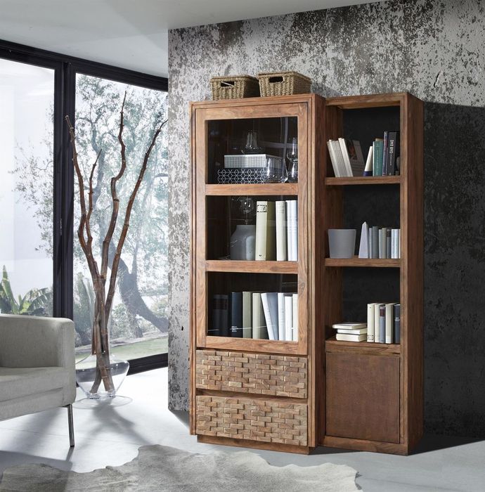 BRICK Vitrine 1 Glastür/1 Rosttür/2 Schubladen/3 Ablagen Vitrine 111x45x180 cm (L x B x H) aus Shishamholz; eine Glastür, eine Tür mit Rost-Lack, Schubladen im Mauer-Look und Ablageflächen