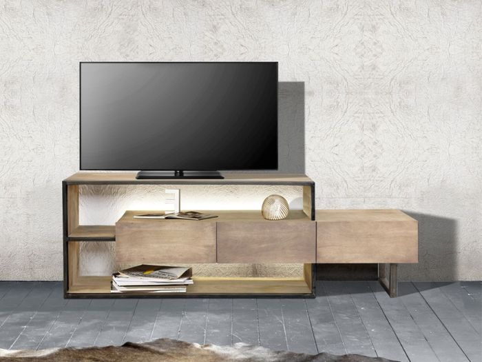 CITY Lowboard 3 Schubladen / 2 Ablagen / Licht Artikelbild des City Lowboards im Milleu mit TV-Bildschirm und Dekoartikeln