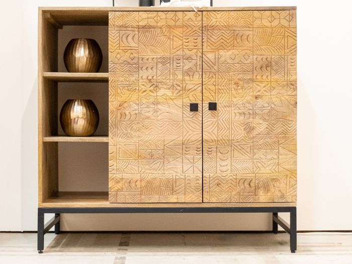 CARVING Kommode mit 2 Türen / 3 Ablagen CARVING Kommode mit 2 Türen / 3 Ablagen