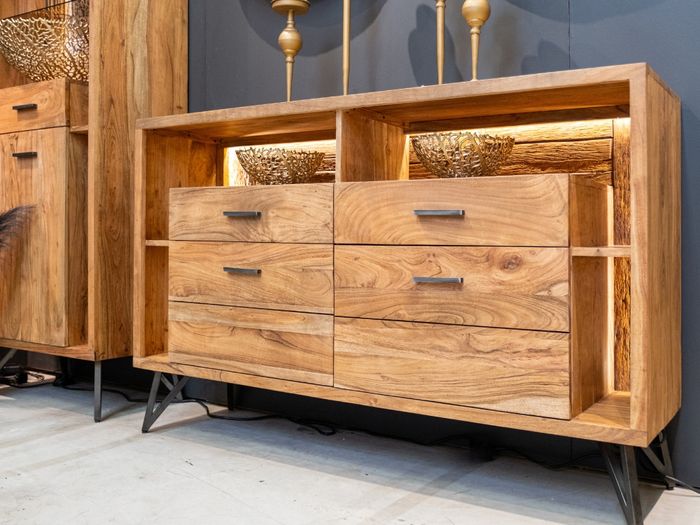 HUDSON Kommode 2 Türen / 2 Schubladen / 4 Ablagen / Licht Ausstellungsbild: Hudson Kommode mit Beleuchtung und Dekoelementen