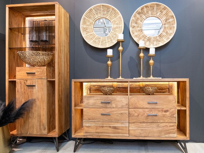 HUDSON Kommode 2 Türen / 2 Schubladen / 4 Ablagen / Licht Ausstellungsbild: Hudson Kommode mit Beleuchtung und Dekoelementen