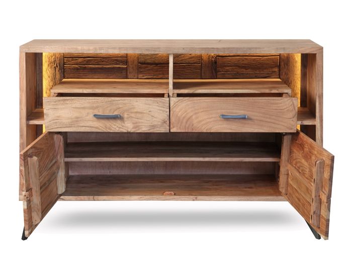 HUDSON Kommode 2 Türen / 2 Schubladen / 4 Ablagen / Licht Hudson Kommode mit Beleuchtung vor weißem Hintergrund mit geöffneten Türen und sichtbarem Regalboden