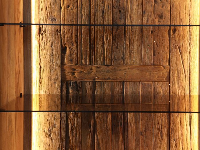 HUDSON Vitrine 1 Tür / 1 Schublade / 2 Glasböden / Licht Detailbild der Einlegeböden aus Glas und der Rückwand aus recyceltem Altholz mit Beleuchtung