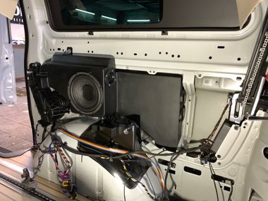 Subwoofer für Mercedes V Klasse, Marco Polo, Horizon, Activity (W447) ab BJ2014 eingebauter Zustand Subwoofer für Mercedes-Benz V Klasse, Marco Polo, Horizon, Activity (W447) ab BJ2014