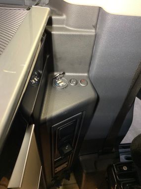 Mercedes Marco Polo Zubehör Shop - 1sternehotel - alles für den Mercedes Marco Polo - Zusätzliche 12V Steckdosen und USB Steckdosen in der Küchenzeile des Mercedes Marco Polo - inkl. Einbau - Dosen oben Deckel offen Zusätzliche 12V Steckdosen und USB Steckdosen in der Küchenzeile des Mercedes-Benz Marco Polo - inkl. Einbau