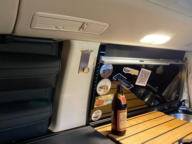 Mercedes Marco Polo Zubehör Shop - 1sternehotel - alles für den Mercedes Marco Polo - Flaschenöffner mit Auffangmagnet für Mercedes V Klasse, Marco Polo, Horizon, Activity Bier auf Schneidebrett Praktischer Flaschenöffner mit Auffangmagnet für Mercedes-Benz Marco Polo, Horizon, Activity (W447)