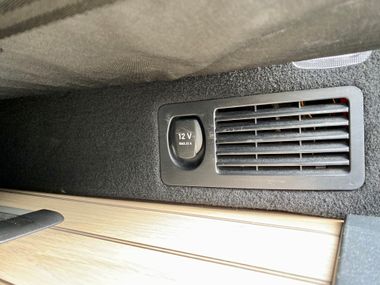 Prise 12 volts à l'arrière (à côté du hayon) dans le Marco Polo Mercedes-Benz sur batterie en saillie courant permanent - montage inclus