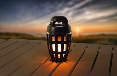 Der Bluetooth-Lautsprecher mit LED-Lampe für deinen Marco Polo im Marco Polo Zubehör Shop 1sternehotel Schönes Campinglicht mit einem integriertem Bluetooth Lautsprecher für kabellose Musikwiedergabe