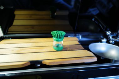 Space-saving dishwashing brush with clever integrated detergent dispenser