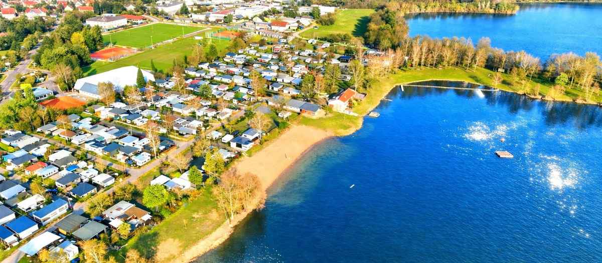 Luftaufnahme des Seecampingplatzes Mainflingen mit Stellflächen und Badesee