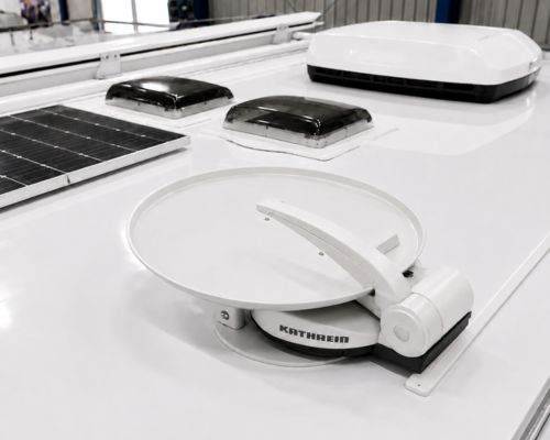 Nahaufnahme einer fachgerecht abgedichteten Dachdurchführung am Wohnmobil mit sauber geführtem Kabel