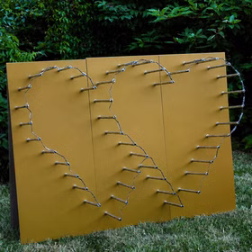 Doppelherz-Lichterbild auf goldenen Tafeln für eine romantische Hochzeitsdekoration.